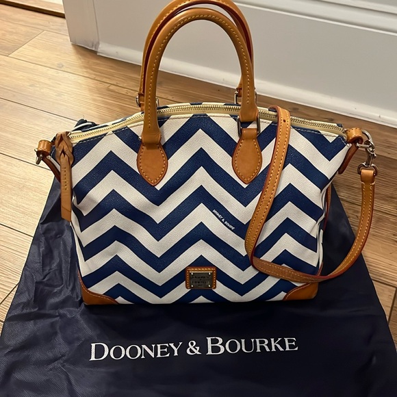 Dooney & Bourke chevron crossbody large satchel purse - Picture 1 of 16